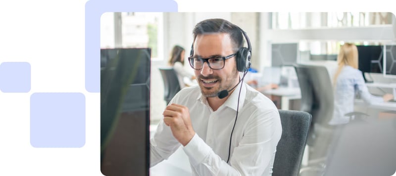 Team member comunicating with a customer